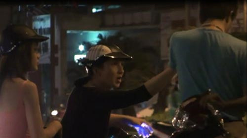 Hai “nàng” chuyển đổi giới tính gạ gẫm du khách Nhật (ảnh chụp đêm 19-3 tại công viên 23 Tháng 9). Ảnh: Q.Ngọc