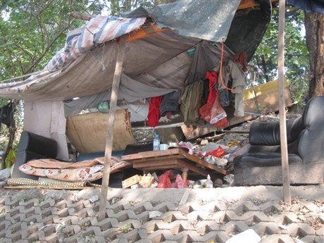 Túp lều lụp sụp ven đường được dựng lên tạm bợ che mưa nắng