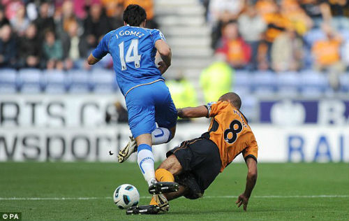 Trọng tài chính Lee Mason điều khiển trận đấu giữa Wolves và Wigan (10/2010) đã không ngần ngại rút thẻ đỏ tặng Karl Henry khi anh có pha vào bóng nguy hiểm với Jordi Gomez