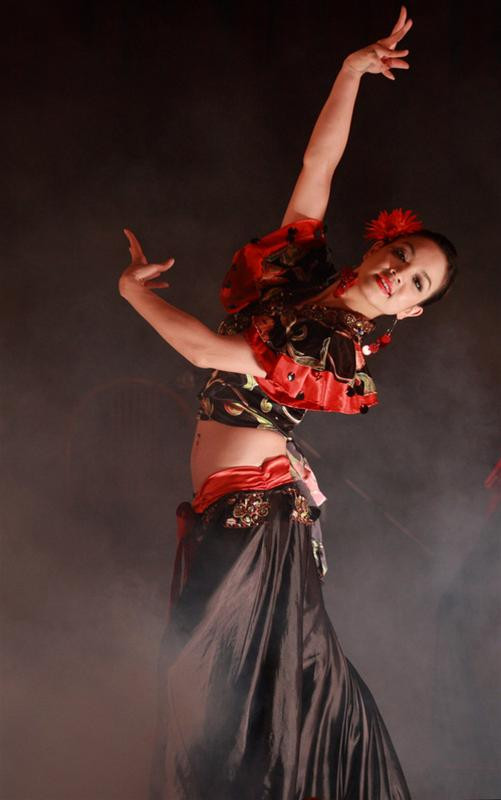 Một nghệ sĩ của vũ đoàn Carmen trong vũ điệu Tây Ban Nha