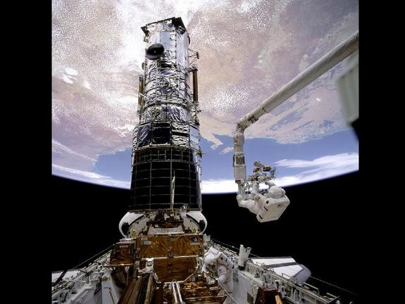Năm 1993, sau 3 năm Hubble bị lỗi quang học, NASA cho phóng tàu con thoi Endeavour vào ngày 2-12-1993. Sau khi Hubble được sửa, sự hiểu biết của con người về vũ trụ được mở ra