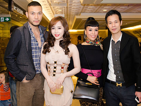 Quỳnh Nga và bạn trai chụp ảnh cùng các vị khách mời