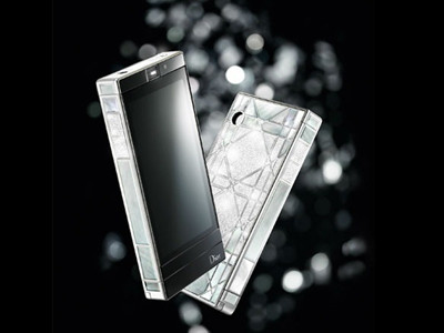 Dior Phone Touch Giá tham khảo: 131.316 USD Đây là sản phẩm của nhà thiết kế thời trang Christian Dior. Dior Phone Touch không phải là chiếc điện thoại đầu tiên công ty thời trang này ra mắt, nhưng đó là chiếc điện thoại màn hình cảm ứng đầu tiên của hãng này. Dior Phone Touch Giá tham khảo: 131.316 USD Đây là sản phẩm của nhà thiết kế thời trang Christian Dior. Dior Phone Touch không phải là chiếc điện thoại đầu tiên công ty thời trang này ra mắt, nhưng đó là chiếc điện thoại màn hình cảm ứng đầu tiên của hãng này. Dior Phone được ghép từ 99 mảnh thuộc nhiều chất liệu khác nhau như sapphire, thép, vàng, kim cương, lớp xà cừ của ngọc trai. Dior Phone sử dụng màn hình 3,2 inch độ phân giải 854 x 480 pixels, camera 5 Megapixel, khe cắm thẻ nhớ và hỗ trợ đa kết nối - Ảnh: Tech.