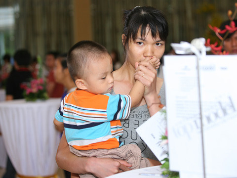 "Gái quê" Dương Thị Hồng Thắm (24 tuổi) đã bồng cả câu con trai mới 2 tuổi đến tham dự vòng sơ tuyển. "Gái quê" Dương Thị Hồng Thắm (24 tuổi) đã bồng cả câu con trai mới 2 tuổi đến tham dự vòng sơ tuyển.