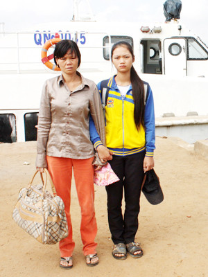 Thanh Thanh và mẹ vào đất liền mòn mỏi tìm cha Ảnh: L.V.C