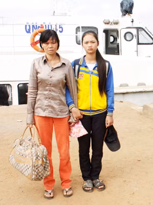 Thanh Thanh và mẹ vào đất liền mòn mỏi tìm cha. Ảnh: L.V.C. Thanh Thanh và mẹ vào đất liền mòn mỏi tìm cha Ảnh: L.V.C
