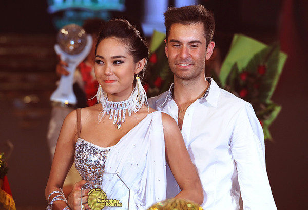 Minh Hằng hạnh phúc trong giây phút đăng quang ngôi vị quán quân. Ảnh: LVPH