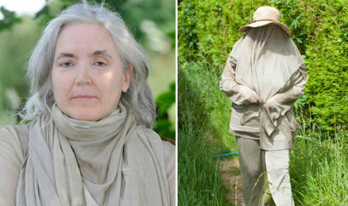 Bà Jackie luôn phải ra ngoài trong trang phục "người nuôi ong". Ảnh:Express. Jackie-588684-8766-1435978845.jpg