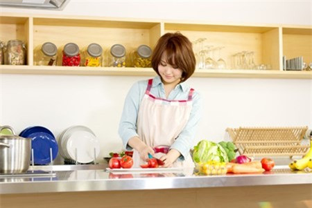 Em da nghi gi khi bo muoi vao canh?