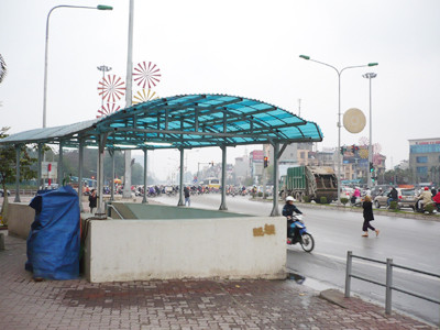 Dù có hầm qua đường song người đi bộ vẫn băng qua đường tại nút giao thông Kim Liên. Ảnh: Anh Trọng. Dù có hầm qua đường song người đi bộ vẫn băng qua đường tại nút giao thông Kim Liên Ảnh: Anh Trọng