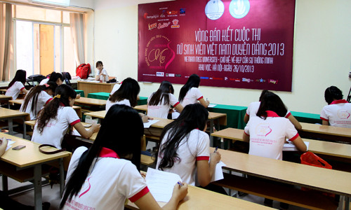 Các thí sinh có 30 phút làm bài thi trắc nghiệm hiểu biết xã hội và viết bài luận dài tối đa 500 chữ