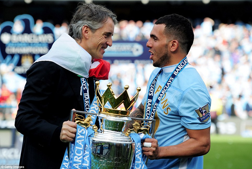 Mancini và Tevez, những người từng có lúc không nhìn mặt nhau, tận hưởng niềm vui chiến thắng