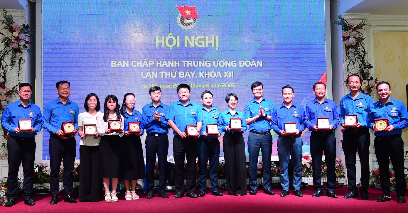 T.Ư Đoàn trao tặng Kỷ niệm chương “Vì thế hệ trẻ” cho các đồng chí nguyên Ủy viên Ban Thường vụ, Ban Chấp hành T.Ư Đoàn khóa XII đã chuyển công tác; các đồng chí Bí thư, Phó Bí thư Đoàn cấp tỉnh dự kiến chuyển công tác. Ảnh: Xuân Tùng T.Ư Đoàn trao tặng Kỷ niệm chương “Vì thế hệ trẻ” cho các đồng chí nguyên Ủy viên Ban Thường vụ, Ban Chấp hành T.Ư Đoàn khóa XII đã chuyển công tác; các đồng chí Bí thư, Phó Bí thư Đoàn cấp tỉnh dự kiến chuyển công tác. Ảnh: Xuân Tùng