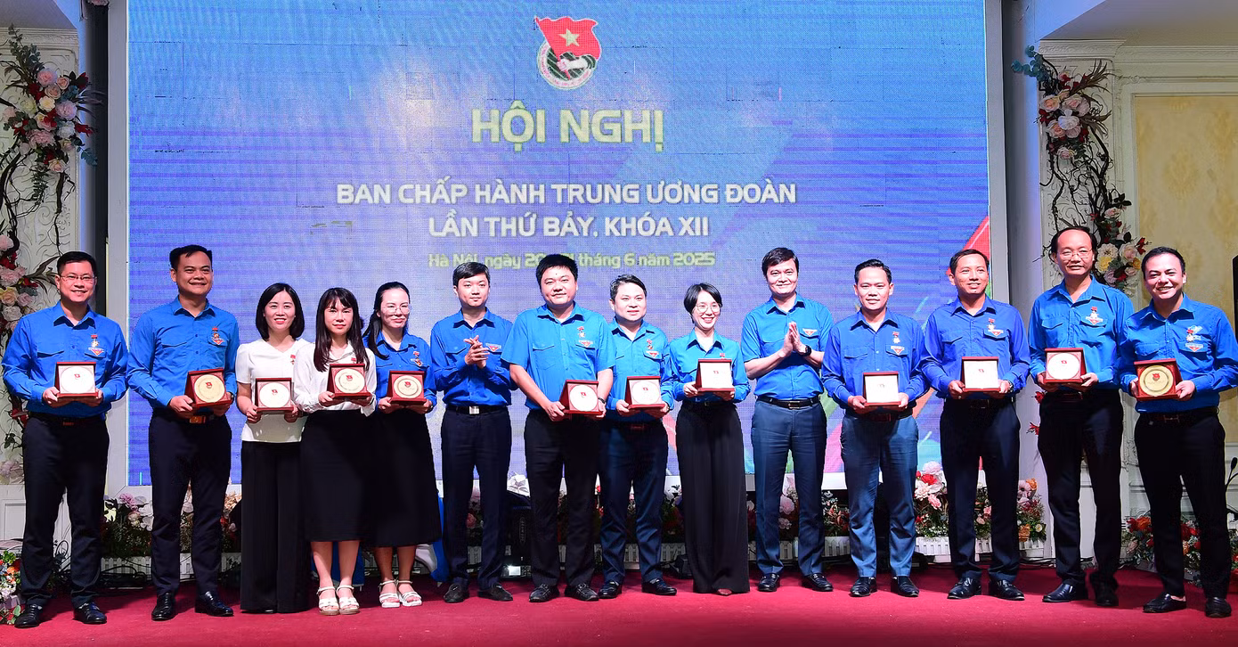 T.Ư Đoàn trao tặng Kỷ niệm chương “Vì thế hệ trẻ” cho các đồng chí nguyên Ủy viên Ban Thường vụ, Ban Chấp hành T.Ư Đoàn khóa XII đã chuyển công tác; các đồng chí Bí thư, Phó Bí thư Đoàn cấp tỉnh dự kiến chuyển công tác. Ảnh: Xuân Tùng