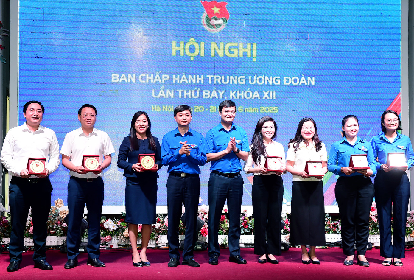 T.Ư Đoàn trao tặng Kỷ niệm chương “Vì thế hệ trẻ” cho các đồng chí nguyên Ủy viên Ban Thường vụ, Ban Chấp hành T.Ư Đoàn khóa XII đã chuyển công tác; các đồng chí Bí thư, Phó Bí thư Đoàn cấp tỉnh dự kiến chuyển công tác. Ảnh: Xuân Tùng T.Ư Đoàn trao tặng Kỷ niệm chương “Vì thế hệ trẻ” cho các đồng chí nguyên Ủy viên Ban Thường vụ, Ban Chấp hành T.Ư Đoàn khóa XII đã chuyển công tác; các đồng chí Bí thư, Phó Bí thư Đoàn cấp tỉnh dự kiến chuyển công tác. Ảnh: Xuân Tùng