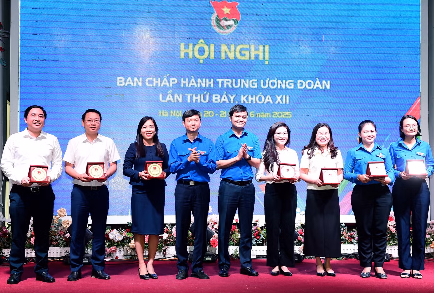 T.Ư Đoàn trao tặng Kỷ niệm chương “Vì thế hệ trẻ” cho các đồng chí nguyên Ủy viên Ban Thường vụ, Ban Chấp hành T.Ư Đoàn khóa XII đã chuyển công tác; các đồng chí Bí thư, Phó Bí thư Đoàn cấp tỉnh dự kiến chuyển công tác. Ảnh: Xuân Tùng