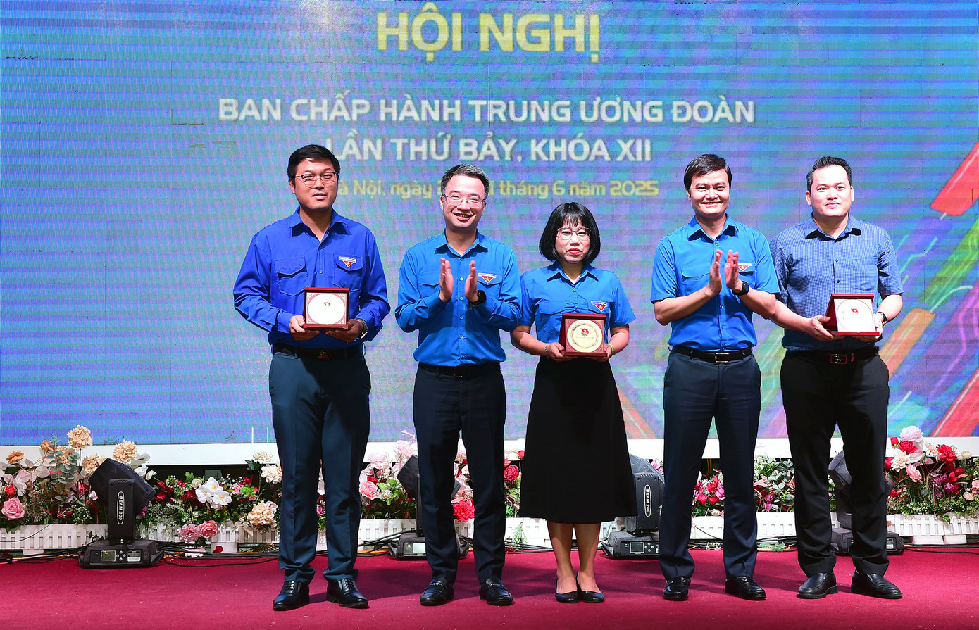 T.Ư Đoàn trao tặng Kỷ niệm chương “Vì thế hệ trẻ” cho các đồng chí nguyên Ủy viên Ban Thường vụ, Ban Chấp hành T.Ư Đoàn khóa XII đã chuyển công tác; các đồng chí Bí thư, Phó Bí thư Đoàn cấp tỉnh dự kiến chuyển công tác. Ảnh: Xuân Tùng T.Ư Đoàn trao tặng Kỷ niệm chương “Vì thế hệ trẻ” cho các đồng chí nguyên Ủy viên Ban Thường vụ, Ban Chấp hành T.Ư Đoàn khóa XII đã chuyển công tác; các đồng chí Bí thư, Phó Bí thư Đoàn cấp tỉnh dự kiến chuyển công tác. Ảnh: Xuân Tùng