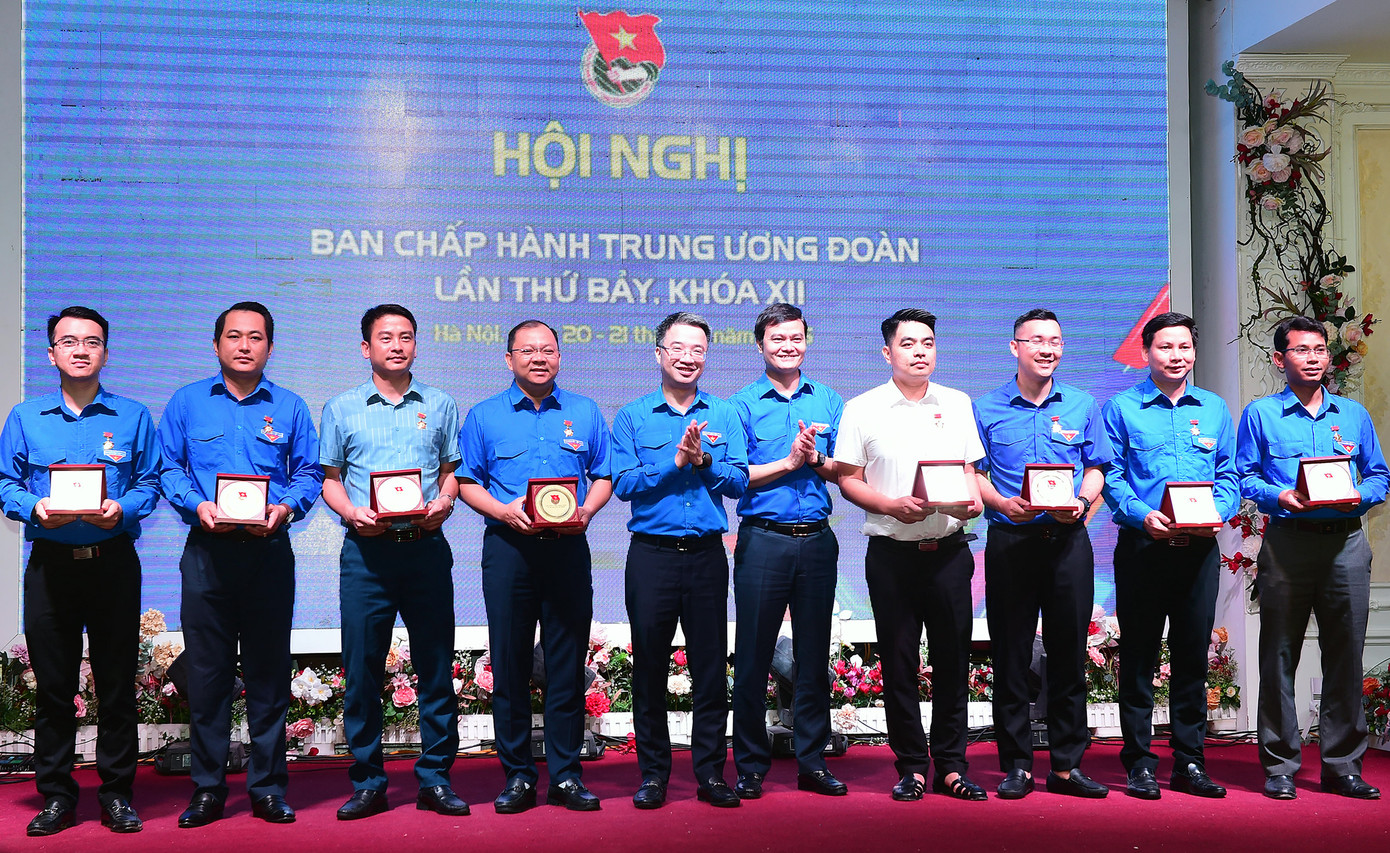 T.Ư Đoàn trao tặng Kỷ niệm chương “Vì thế hệ trẻ” cho các đồng chí nguyên Ủy viên Ban Thường vụ, Ban Chấp hành T.Ư Đoàn khóa XII đã chuyển công tác; các đồng chí Bí thư, Phó Bí thư Đoàn cấp tỉnh dự kiến chuyển công tác. Ảnh: Xuân Tùng T.Ư Đoàn trao tặng Kỷ niệm chương “Vì thế hệ trẻ” cho các đồng chí nguyên Ủy viên Ban Thường vụ, Ban Chấp hành T.Ư Đoàn khóa XII đã chuyển công tác; các đồng chí Bí thư, Phó Bí thư Đoàn cấp tỉnh dự kiến chuyển công tác. Ảnh: Xuân Tùng