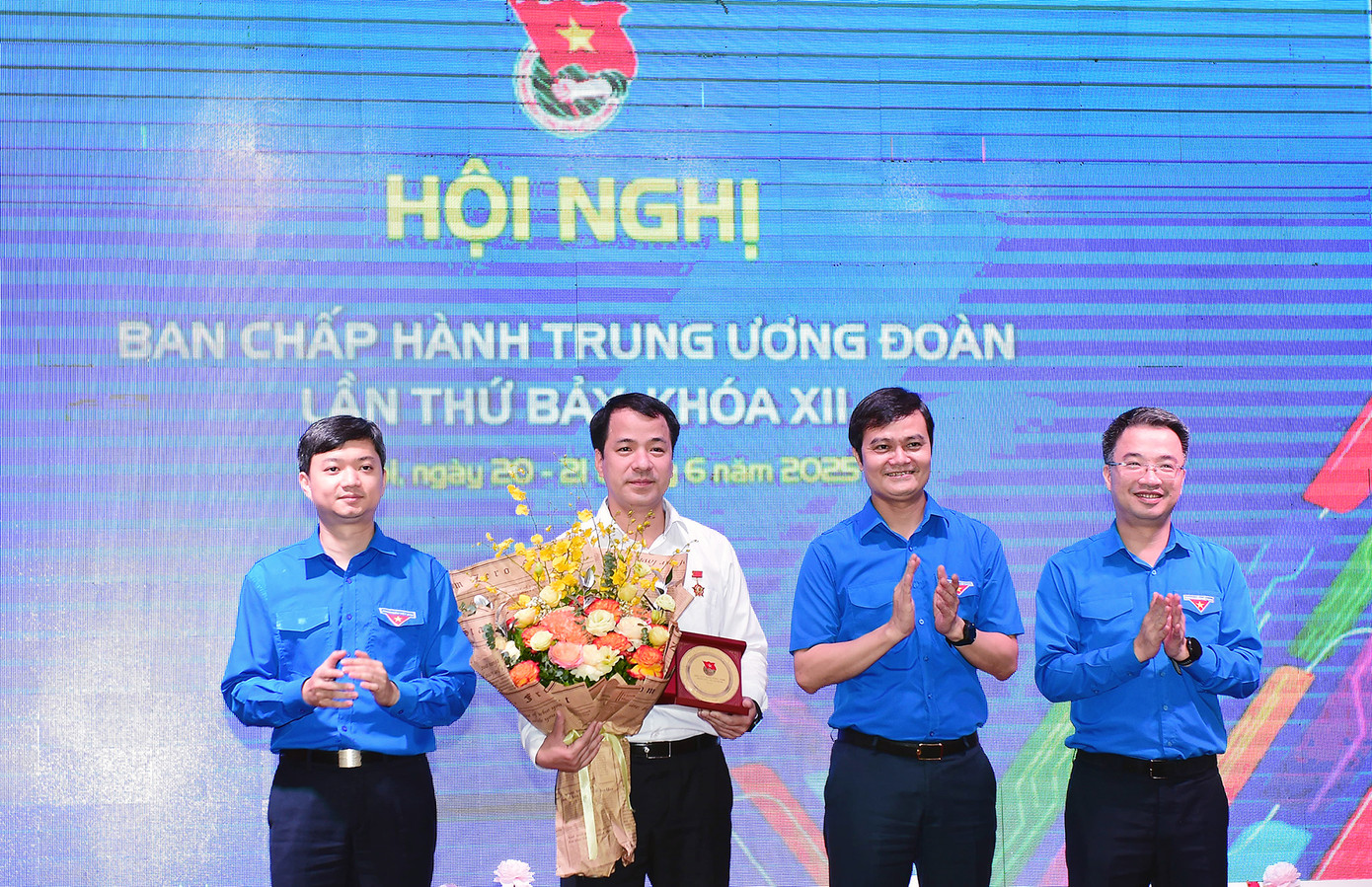 Ban Bí thư T.Ư Đoàn trao tặng kỷ niệm chương "Vì thế hệ trẻ" cho đồng chí Ngô Văn Cương - Phó Bí thư Đảng uỷ Phó Bí thư chuyên trách Đảng ủy MTTQ, các đoàn thể Trung ương, nguyên Bí thư T.Ư Đoàn. Ảnh: Xuân Tùng Ban Bí thư T.Ư Đoàn trao tặng kỷ niệm chương "Vì thế hệ trẻ" cho đồng chí Ngô Văn Cương - Phó Bí thư Đảng uỷ Phó Bí thư chuyên trách Đảng ủy MTTQ, các đoàn thể Trung ương, nguyên Bí thư T.Ư Đoàn. Ảnh: Xuân Tùng