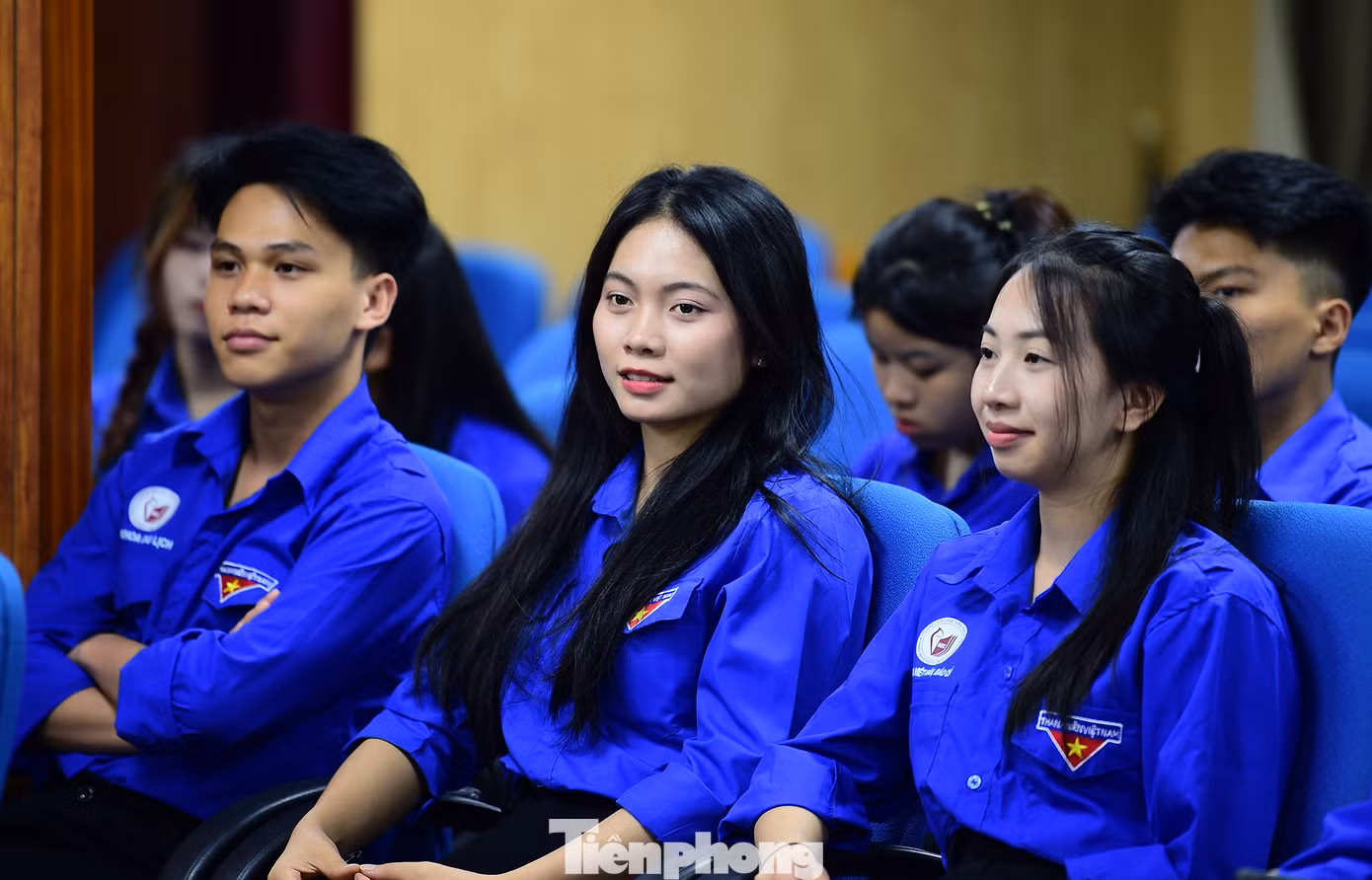 GS.TS Lê Hồng Lý nhấn mạnh giáo dục gìn giữ văn hóa truyền thống phải bắt đầu từ thanh niên. Ảnh: Xuân Tùng