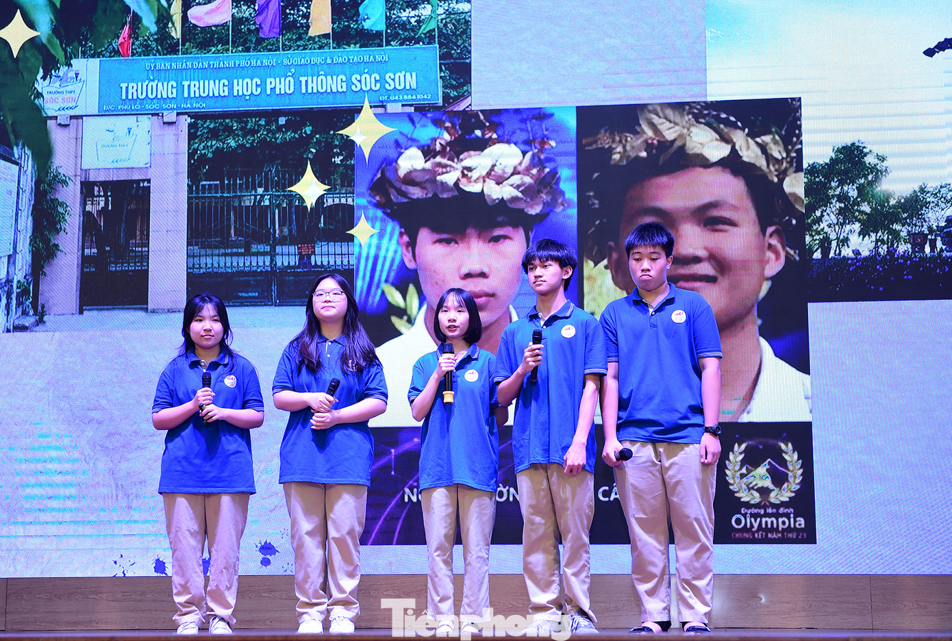 Các đội thi khối THPT tranh tài phần giới thiệu đội thi trong vòng chung kết. Ảnh: Xuân Tùng Các đội thi khối THPT tranh tài phần giới thiệu đội thi trong vòng chung kết. Ảnh: Xuân Tùng