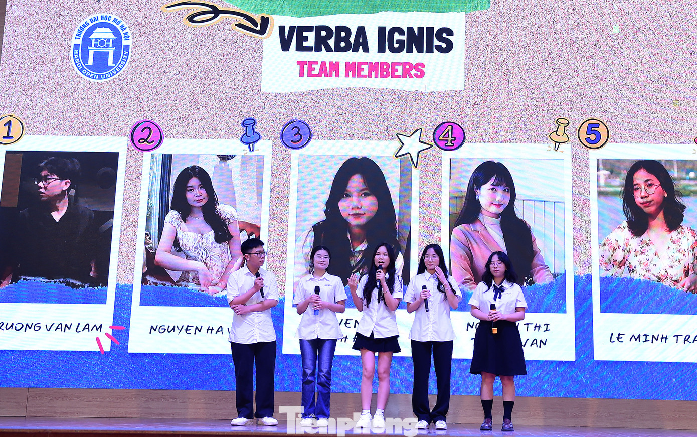 Các đội thi khối THPT tranh tài phần giới thiệu đội thi trong vòng chung kết. Ảnh: Xuân Tùng Các đội thi khối THPT tranh tài phần giới thiệu đội thi trong vòng chung kết. Ảnh: Xuân Tùng