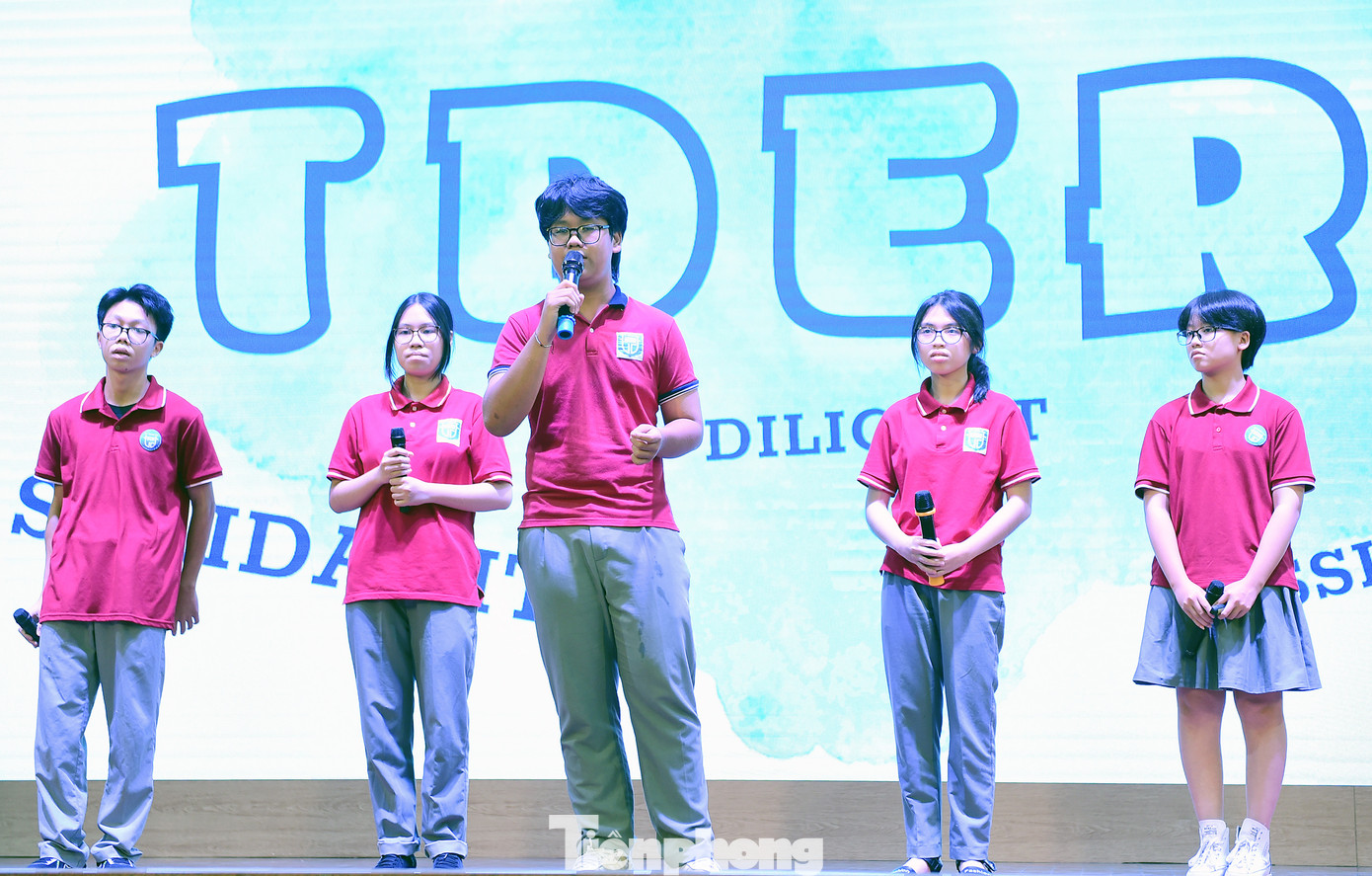 Các đội thi khối THPT tranh tài phần giới thiệu đội thi trong vòng chung kết. Ảnh: Xuân Tùng Các đội thi khối THPT tranh tài phần giới thiệu đội thi trong vòng chung kết. Ảnh: Xuân Tùng