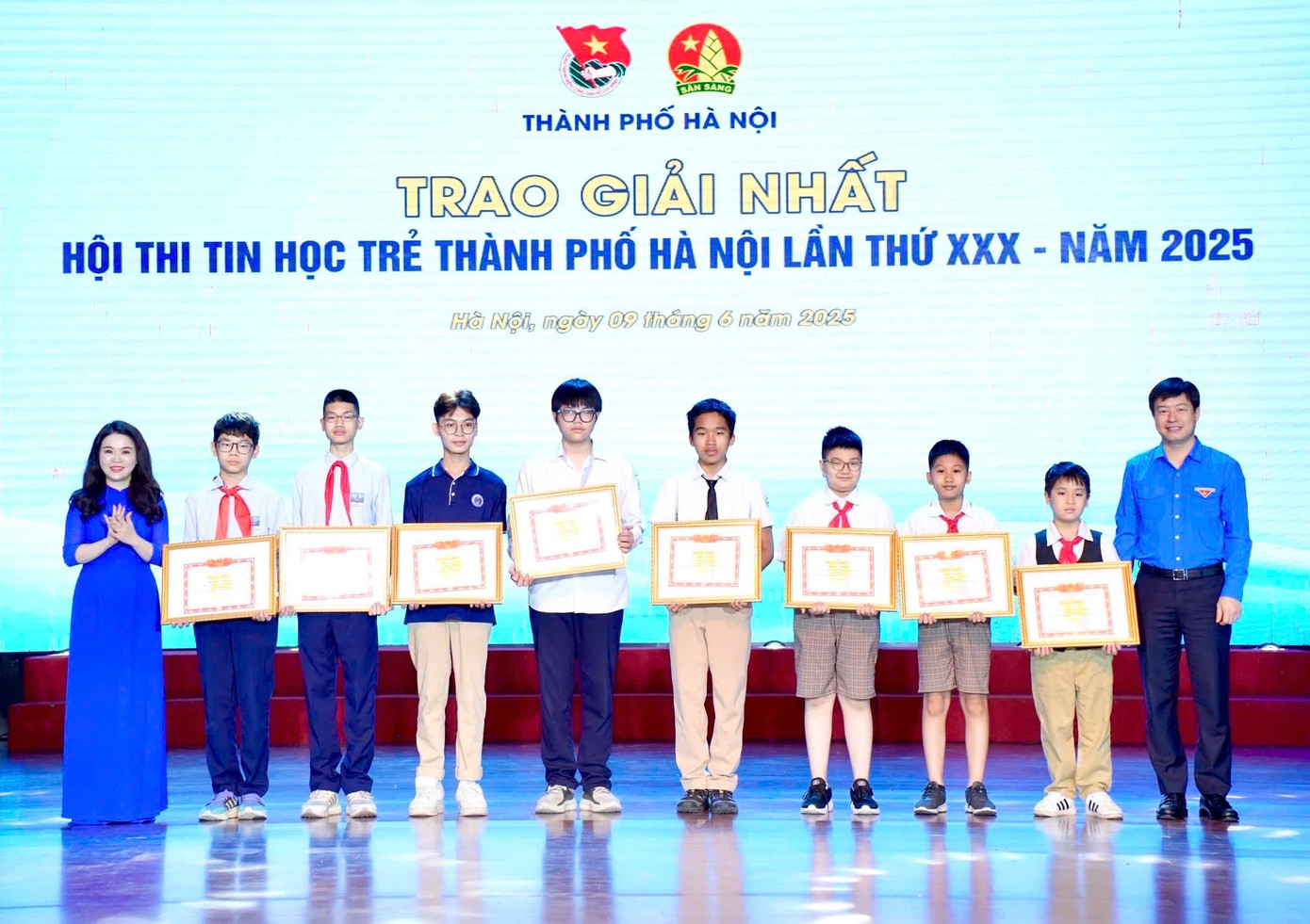 Ban Tổ chức trao giải Hội thi Tin học trẻ TP. Hà Nội. Ảnh: BTC Ban Tổ chức trao giải Hội thi Tin học trẻ TP. Hà Nội. Ảnh: BTC