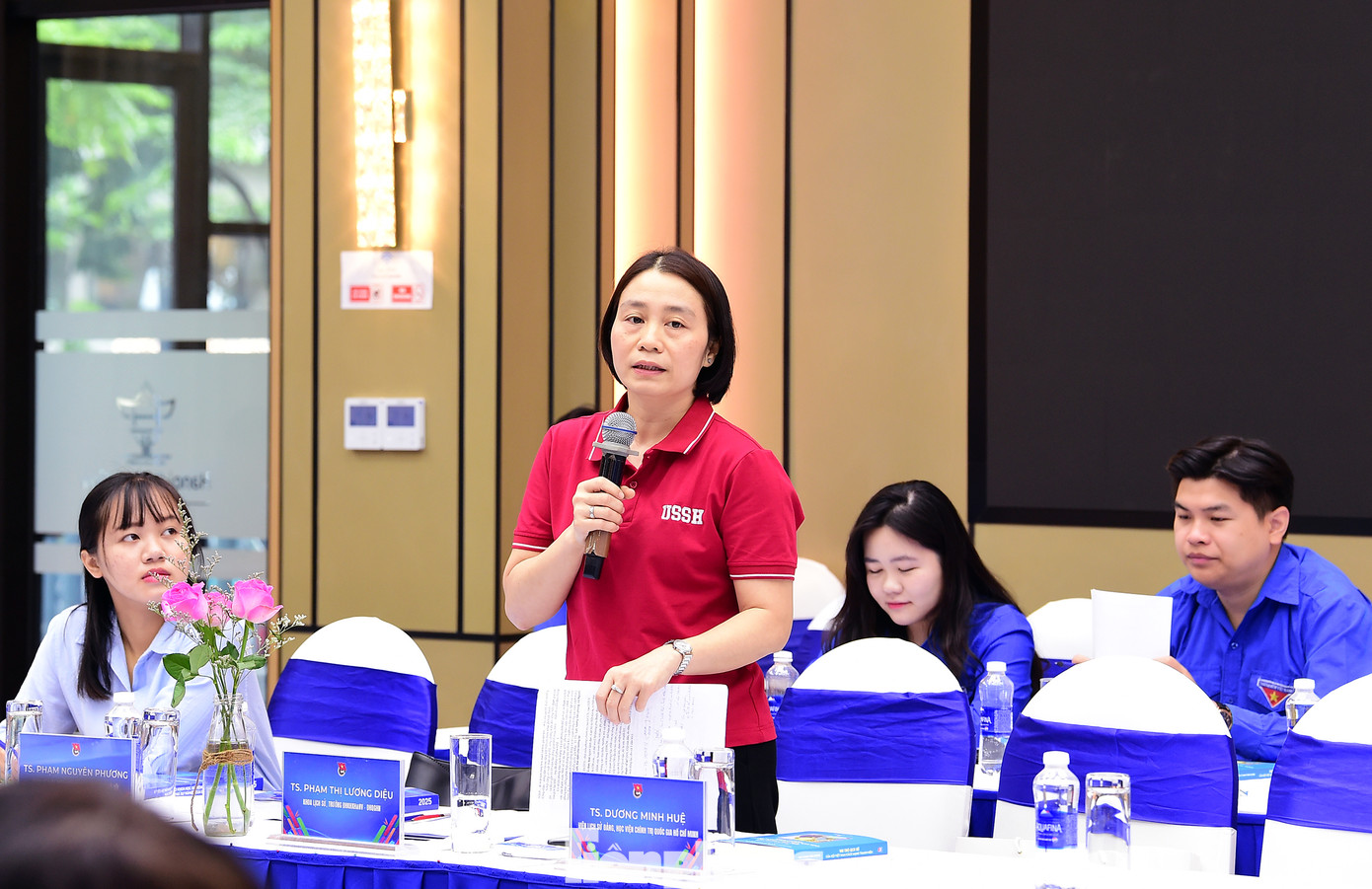 TS. Phạm Thị Lương Diệu - Khoa Lịch sử, Trường Đại học Khoa học xã hội và Nhân văn, Đại học Quốc gia Hà Nội trao đổi tại Hội thảo. Ảnh: Xuân Tùng