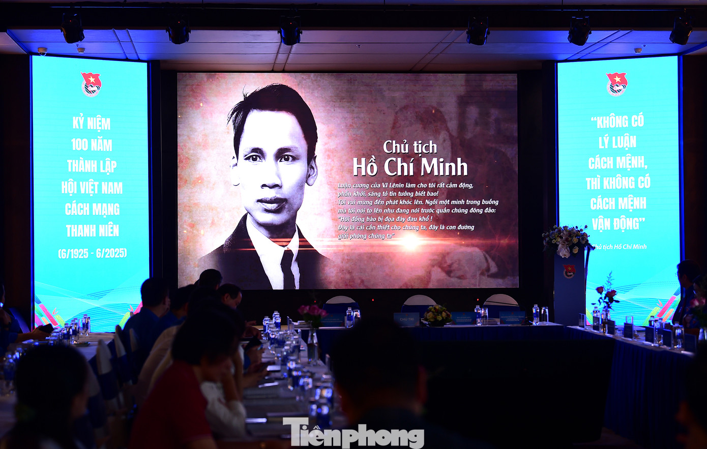 Các đại biểu theo dõi phóng sự tư liệu tại Hội thảo.