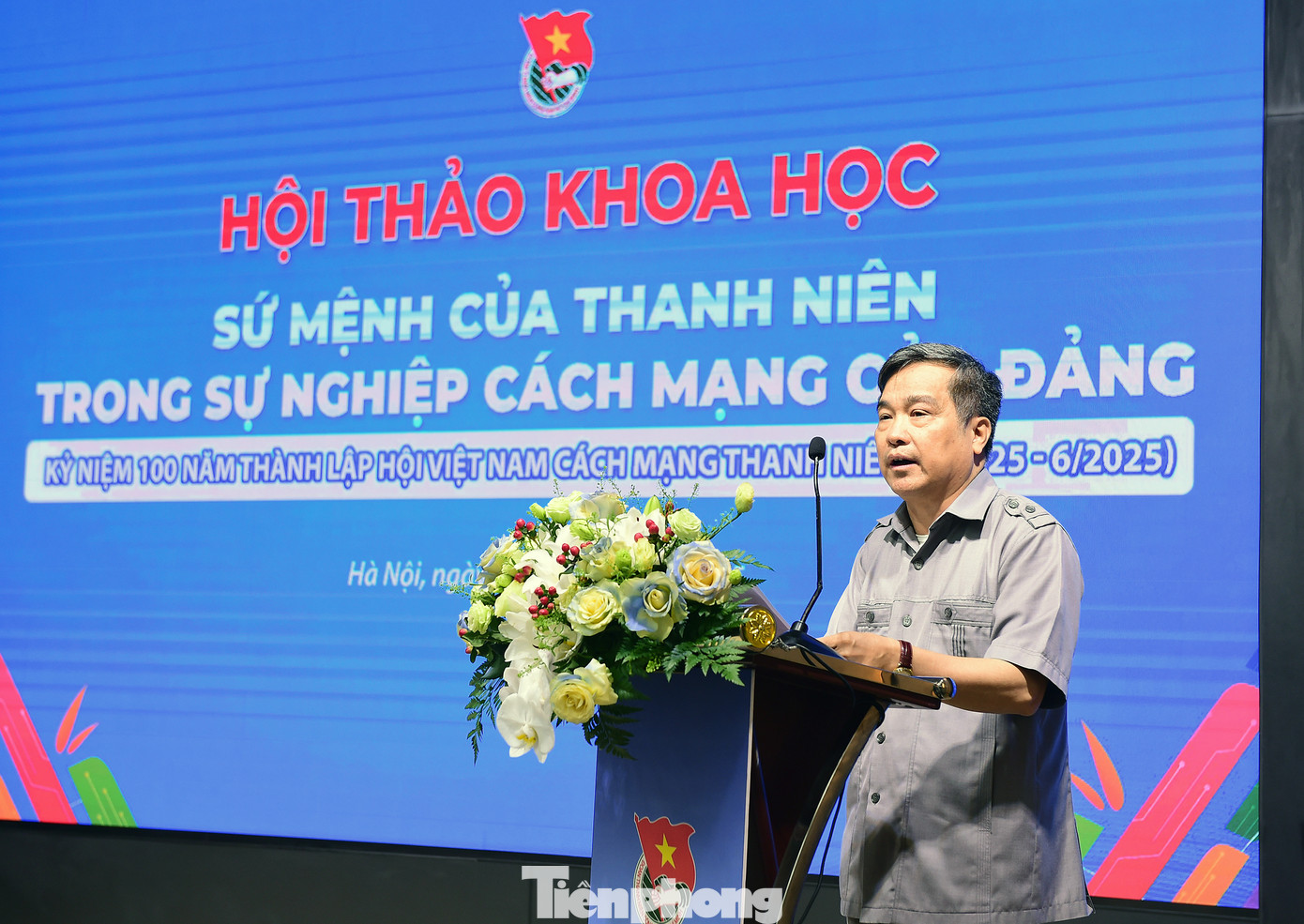 TS. Nguyễn Văn Hùng - Nguyên Phó trưởng Ban Dân vận T.Ư tham luận tại Hội thảo. Ảnh: Xuân Tùng