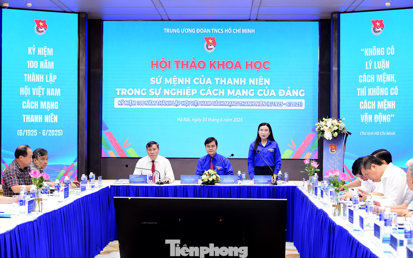 Chủ trì hội thảo có Ủy viên dự khuyết T.Ư Đảng, Bí thư thứ nhất T.Ư Đoàn Bùi Quang Huy; Phó Giám đốc Học viện Chính trị Quốc gia Hồ Chí Minh Lê Văn Lợi; Bí thư T.Ư Đoàn, Chủ tịch T.Ư Hội đồng Đội T.Ư Nguyễn Phạm Duy Trang. Ảnh: Xuân Tùng