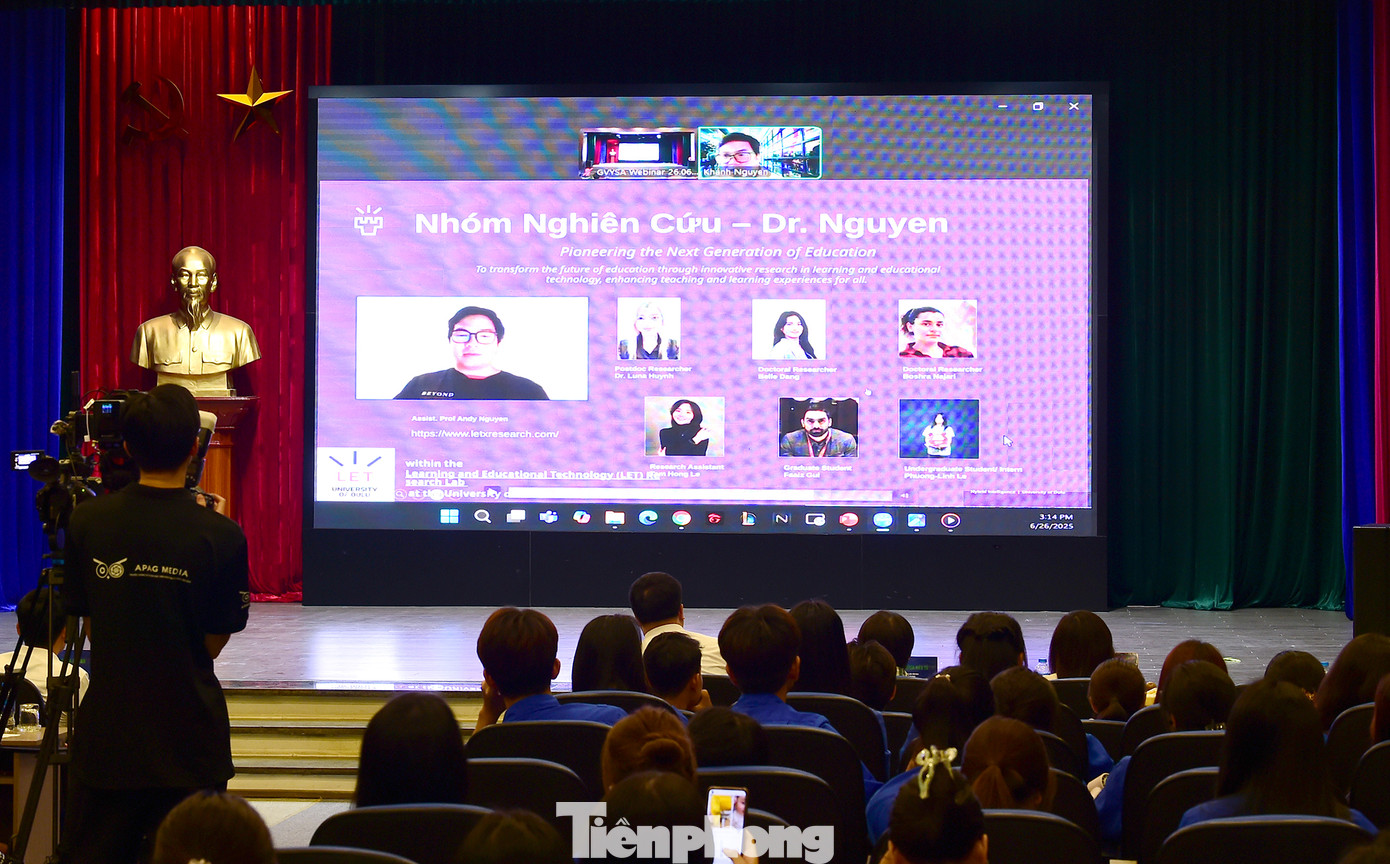 PGS.TS Nguyễn Xuân Khánh mở đầu phần trình bày tham luận chủ đề “Cá nhân hoá học tập với AI” bằng video giới thiệu về nhóm nghiên cứu của mình được xây dựng hoàn toàn bằng AI. Ảnh: Xuân Tùng