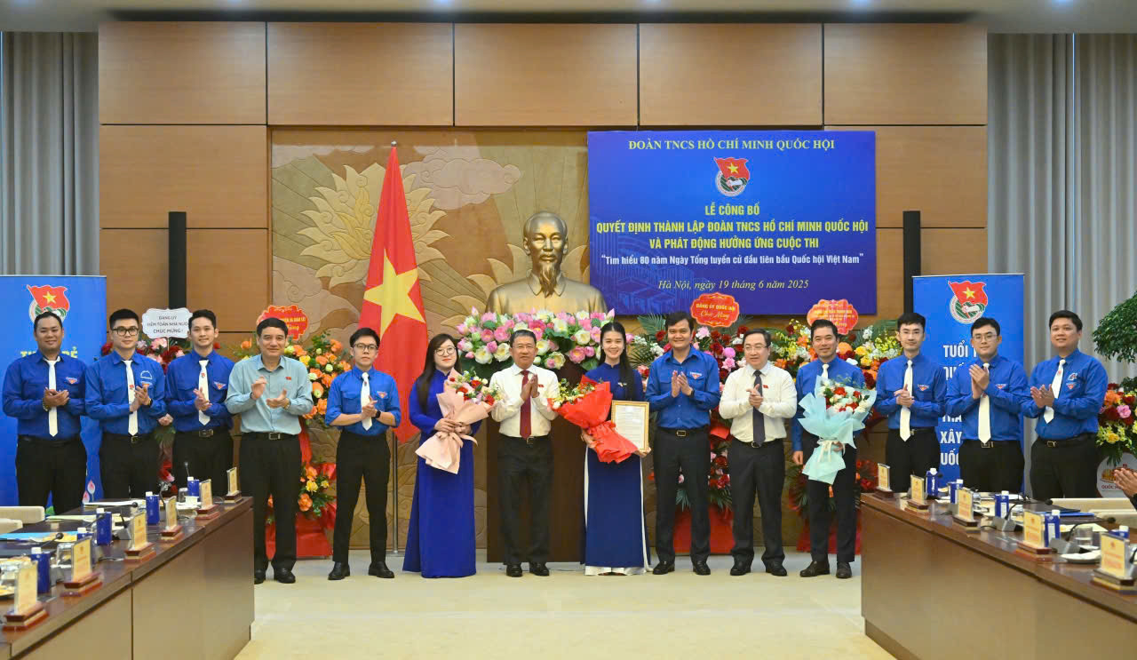 Ban Chấp hành Đoàn Thanh niên Quốc hội ra mắt tại chương trình. Ảnh: BTC Ban Chấp hành Đoàn Thanh niên Quốc hội ra mắt tại chương trình. Ảnh: BTC