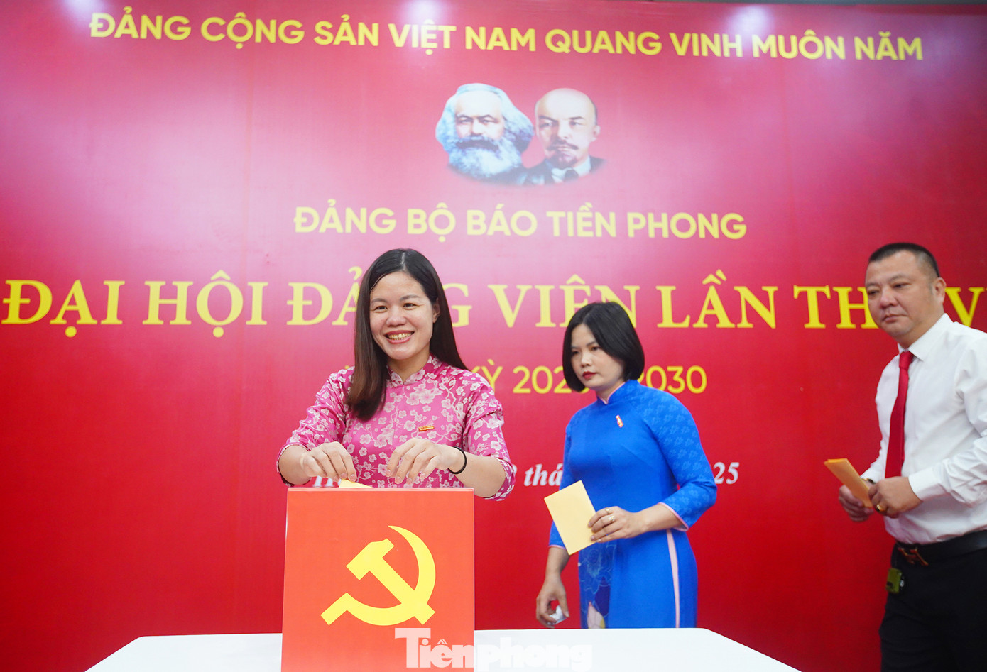 Các đại biểu bỏ phiếu bầu Ban Chấp hành nhiệm kỳ 2025-2030. Ảnh: Duy Phạm. Các đại biểu bỏ phiếu bầu Ban Chấp hành nhiệm kỳ 2025-2030. Ảnh: Duy Phạm.