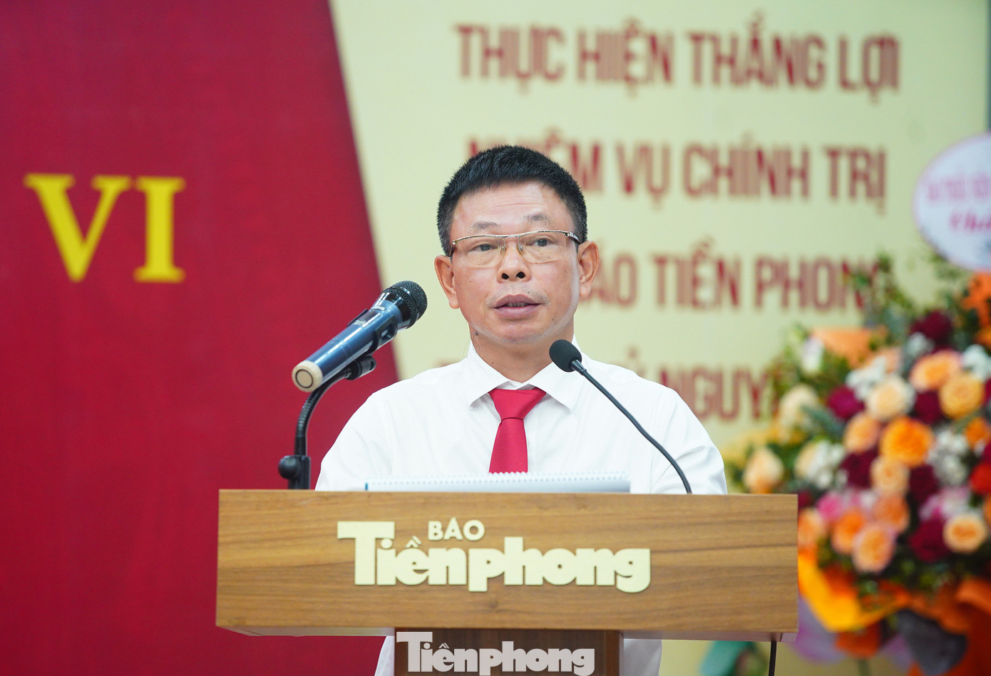 Bí thư Đảng ủy, Tổng Biên tập báo Tiền Phong Phùng Công Sưởng phát biểu khai mạc đại hội. Ảnh: Duy Phạm. Bí thư Đảng ủy, Tổng Biên tập báo Tiền Phong Phùng Công Sưởng phát biểu khai mạc đại hội. Ảnh: Duy Phạm.