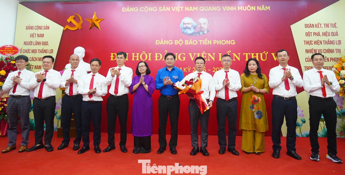 Đồng chí Bùi Minh Tuấn - Ủy viên Ban Thường vụ Đảng ủy Trung ương Đoàn, Trưởng Ban Tổ chức - Kiểm tra Trung ương Đoàn tặng hoa chúc mừng Ban Chấp hành Đảng bộ báo Tiền Phong lần thứ VI, nhiệm kỳ 2025 - 2030. Ảnh: Duy Phạm.