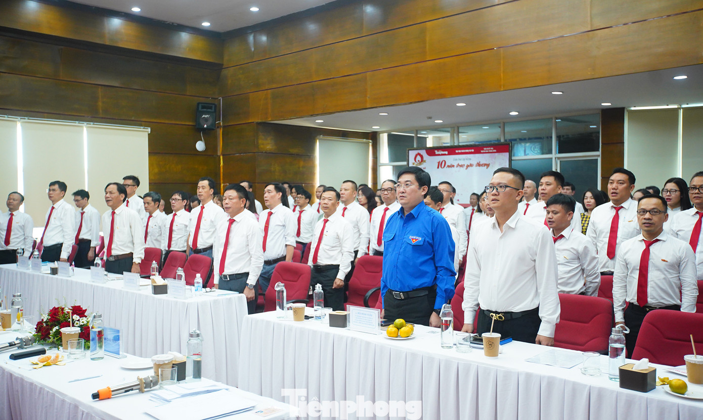 Các đại biểu dự phiên làm việc buổi chiều của đại hội (ảnh trên); thực hiện công tác bầu cử. Ảnh: Duy Phạm.