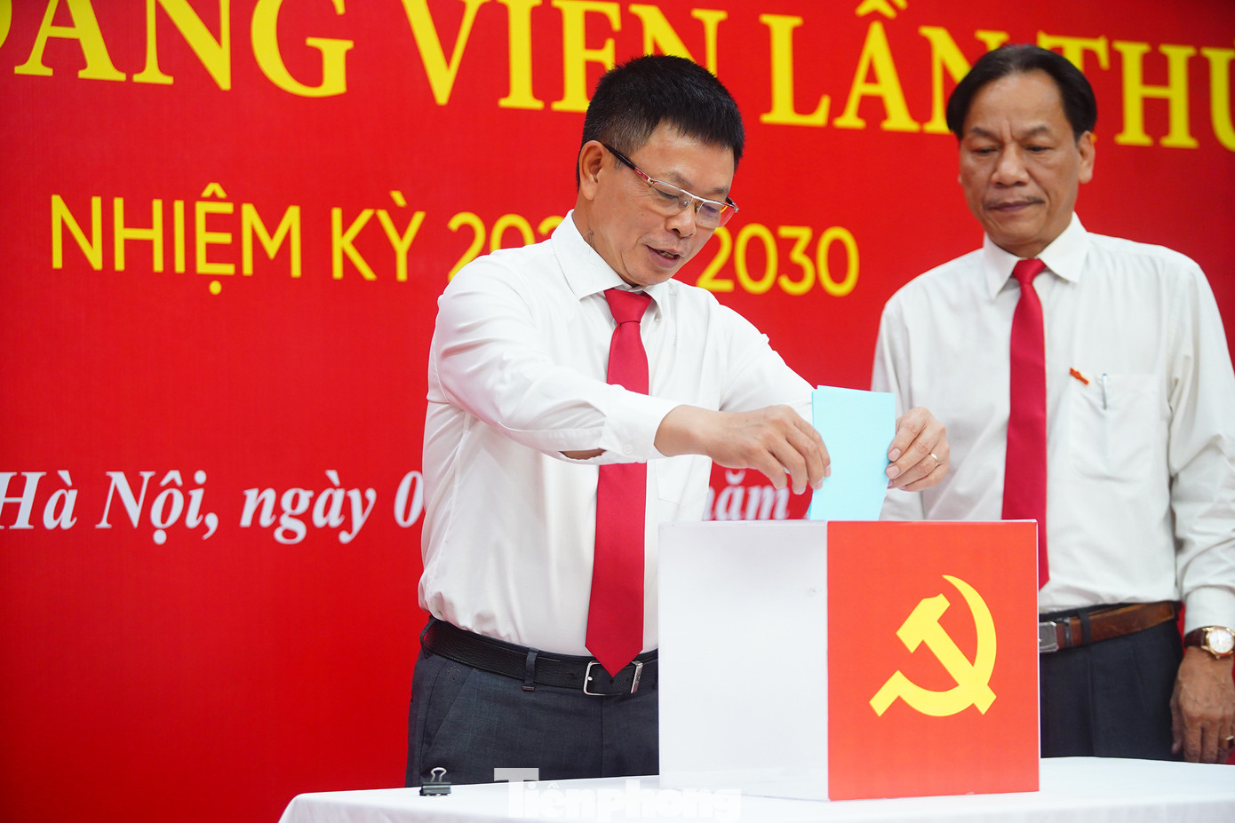 Các đại biểu dự phiên làm việc buổi chiều của đại hội (ảnh trên); thực hiện công tác bầu cử. Ảnh: Duy Phạm.