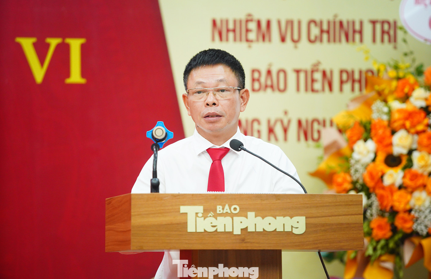 Bí thư Đảng ủy, Tổng Biên tập báo Tiền Phong Phùng Công Sưởng phát biểu tại đại hội. Ảnh: Duy Phạm.