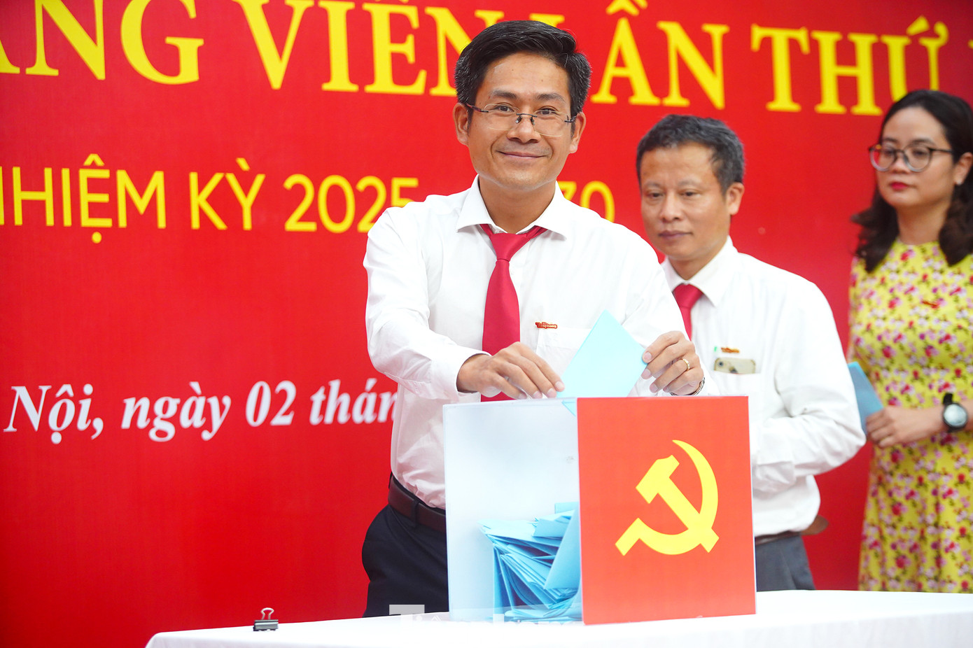 Các đại biểu dự phiên làm việc buổi chiều của đại hội (ảnh trên); thực hiện công tác bầu cử. Ảnh: Duy Phạm.