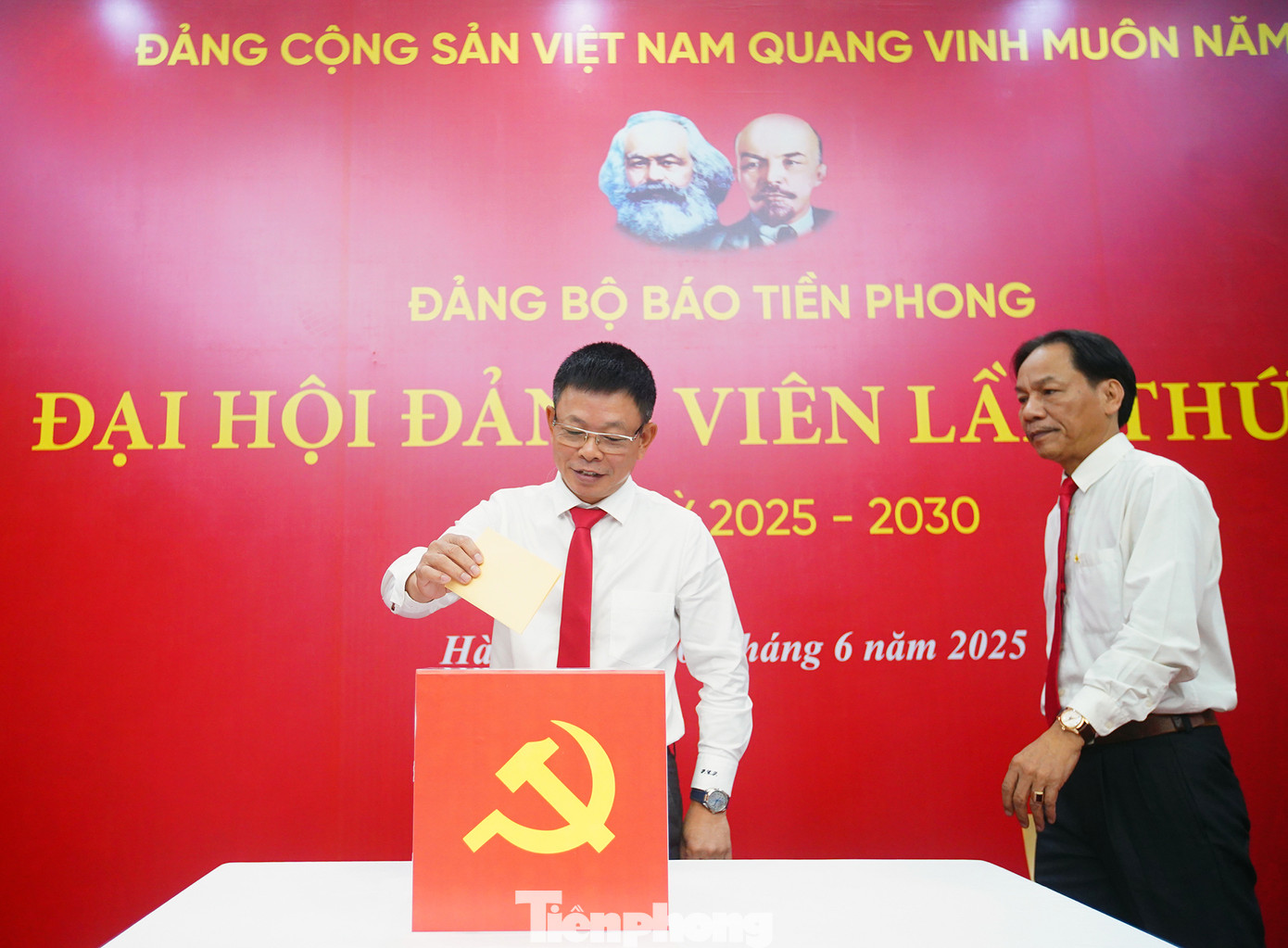 Các đại biểu bỏ phiếu bầu Ban Chấp hành nhiệm kỳ 2025-2030. Ảnh: Duy Phạm. Các đại biểu bỏ phiếu bầu Ban Chấp hành nhiệm kỳ 2025-2030. Ảnh: Duy Phạm.