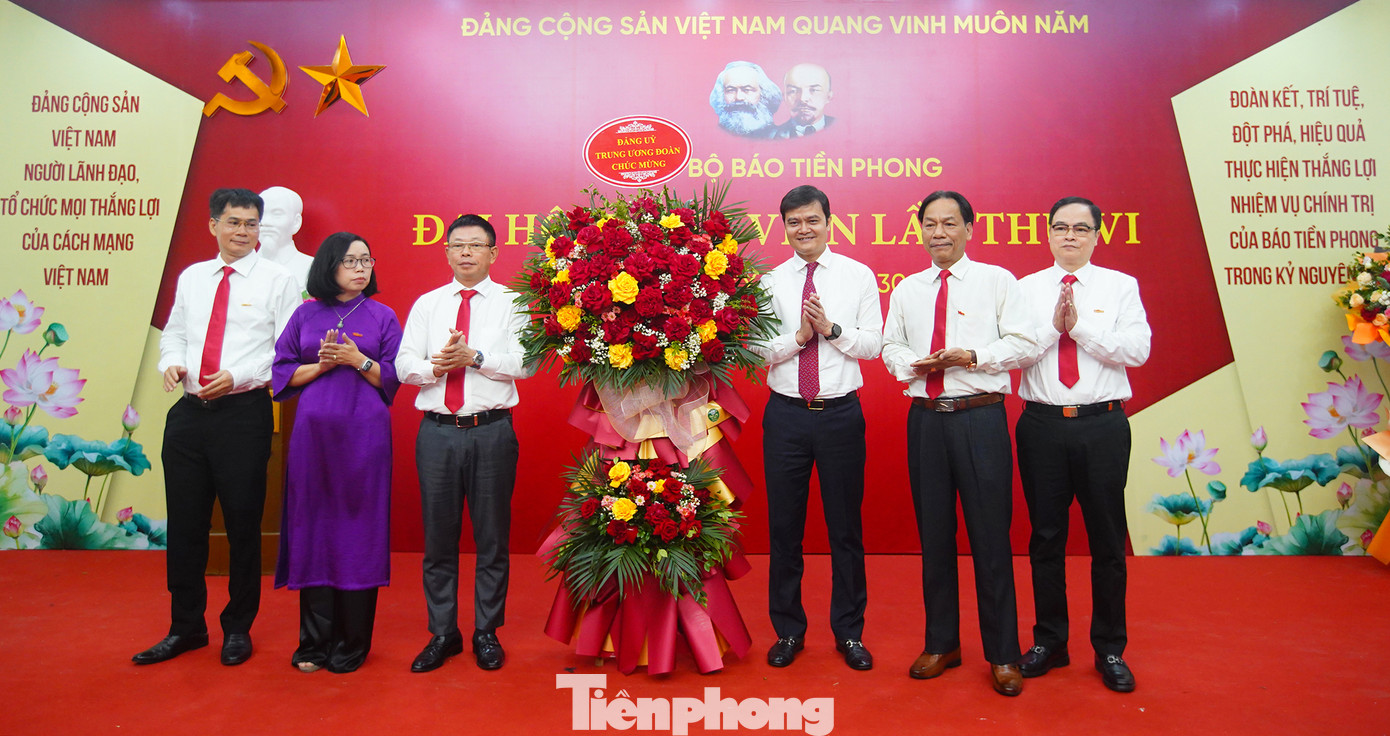 Đồng chí Bùi Quang Huy tặng lẵng hoa của Đảng ủy Trung ương Đoàn chúc mừng đại hội. Ảnh: Duy Phạm. Đồng chí Bùi Quang Huy tặng lẵng hoa của Đảng ủy Trung ương Đoàn chúc mừng đại hội. Ảnh: Duy Phạm.