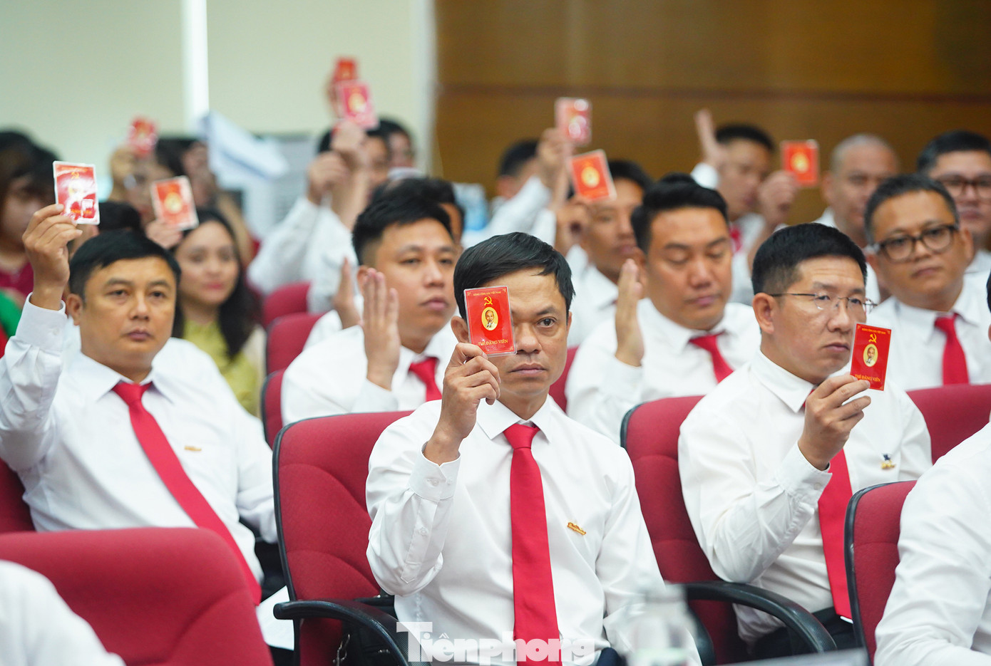 Các đại biểu biểu quyết tại đại hội. Ảnh: Duy Phạm. Các đại biểu biểu quyết tại đại hội. Ảnh: Duy Phạm.