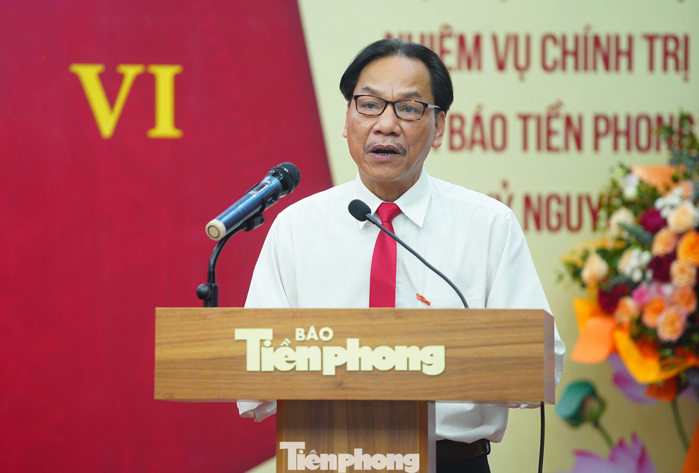 Phó Tổng Biên tập báo Tiền Phong Lê Minh Toản (ảnh trên) trình bày báo cáo chính trị tóm tắt tại đại hội. Đại hội cũng nghe tham luận của lãnh đạo các chi bộ trực thuộc Đảng ủy báo Tiền Phong. Ảnh: Duy Phạm. Phó Tổng Biên tập báo Tiền Phong Lê Minh Toản (ảnh trên) trình bày báo cáo chính trị tóm tắt tại đại hội. Đại hội cũng nghe tham luận của lãnh đạo các chi bộ trực thuộc Đảng ủy báo Tiền Phong. Ảnh: Duy Phạm.