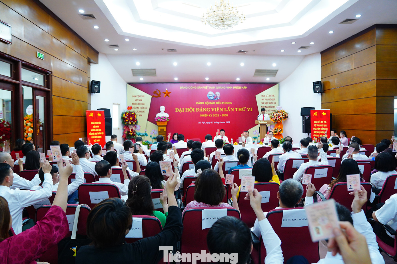 Các đại biểu biểu quyết tại đại hội. Ảnh: Duy Phạm. Các đại biểu biểu quyết tại đại hội. Ảnh: Duy Phạm.