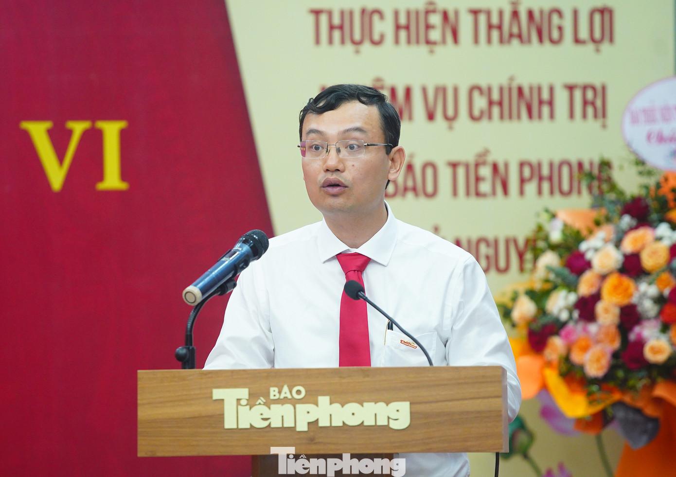 Phó Tổng Biên tập báo Tiền Phong Lê Minh Toản (ảnh trên) trình bày báo cáo chính trị tóm tắt tại đại hội. Đại hội cũng nghe tham luận của lãnh đạo các chi bộ trực thuộc Đảng ủy báo Tiền Phong. Ảnh: Duy Phạm. Phó Tổng Biên tập báo Tiền Phong Lê Minh Toản (ảnh trên) trình bày báo cáo chính trị tóm tắt tại đại hội. Đại hội cũng nghe tham luận của lãnh đạo các chi bộ trực thuộc Đảng ủy báo Tiền Phong. Ảnh: Duy Phạm.