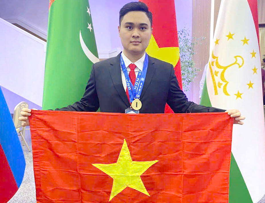 Đỗ Trung Kiên tự hào giương cao cờ Tổ quốc tại kỳ thi Olympic Hóa học. Ảnh: NVCC Đỗ Trung Kiên tự hào giương cao cờ Tổ quốc tại kỳ thi Olympic Hóa học. Ảnh: NVCC