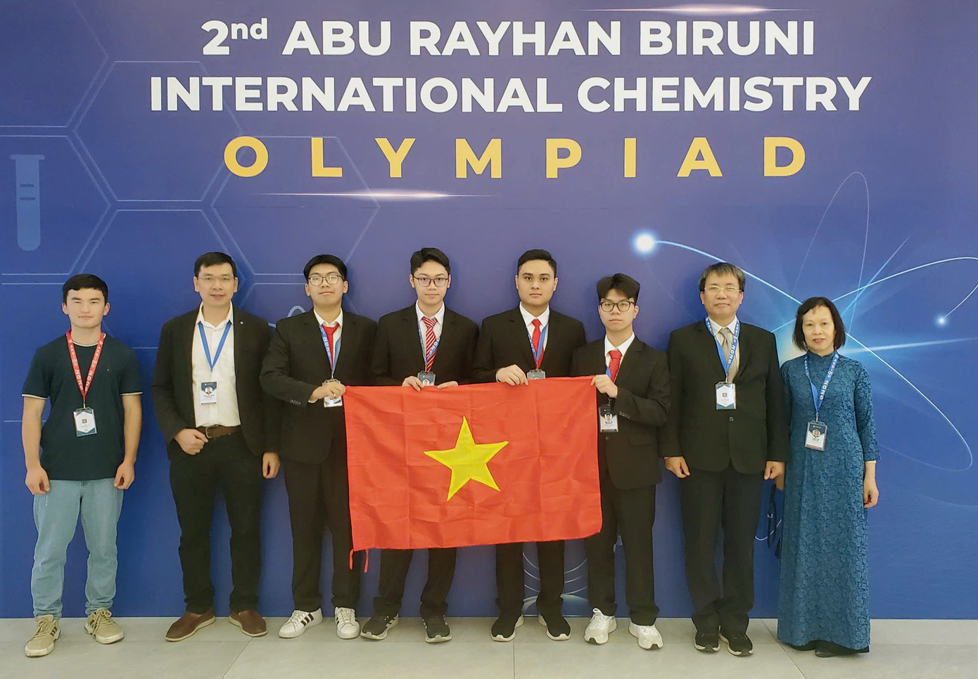 Đỗ Trung Kiên (thứ 4 từ phải sang) và các thành viên đoàn Việt Nam dự thi Olympic Hóa học quốc tế Abu Rayhan Biruni năm 2025. Ảnh: NVCC Đỗ Trung Kiên (thứ 4 từ phải sang) và các thành viên đoàn Việt Nam dự thi Olympic Hóa học quốc tế Abu Rayhan Biruni năm 2025. Ảnh: NVCC