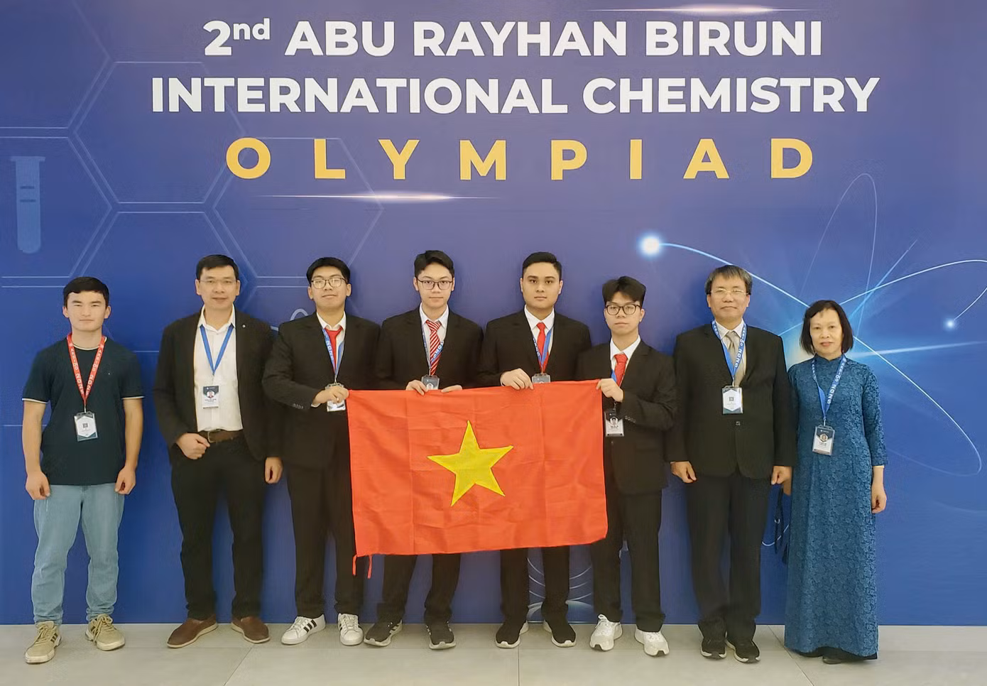 Đỗ Trung Kiên (thứ 4 từ phải sang) và các thành viên đoàn Việt Nam dự thi Olympic Hóa học quốc tế Abu Rayhan Biruni năm 2025. Ảnh: NVCC